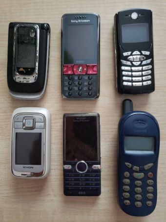 Мобильные телефоны 6 шт и зарядные устройства